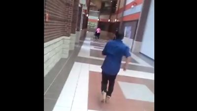 بالفيديو.. صبي يتعرض لموقف محرج بسبب حذاء نسائي