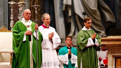 البابا فرنسيس يفتتح قمة الفاتيكان حول الأسرة والزواج