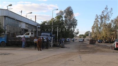 صيانة وإنارة كشافات أعمدة طريق مجمع الصناعات الحرفية بقنا