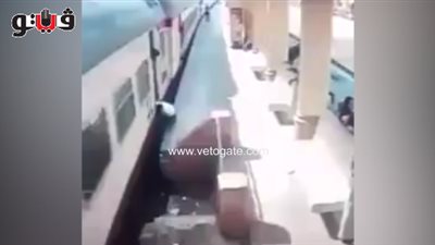 نجاة شاب من موت محقق تحت عجلات قطار المنصورة (فيديو)