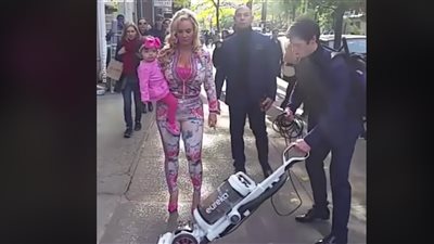 امرأة تستأجر رجلا لكنس الشارع أثناء سيرها (فيديو)