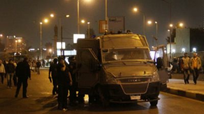 خبراء المفرقعات يفحصون سيارة مجهولة أمام مبنى الرقابة الإدارية بقنا