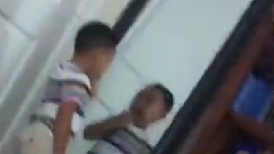 انعكاس صبي بالمرآة يتحرك أسرع منه (فيديو وصور)