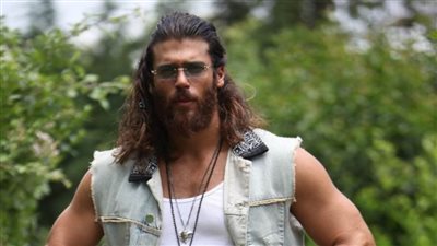 صدمة لمعجبي جان يامان بعد حلاقة ذقنه وشعره