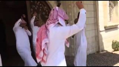 شاهد.. كيف احتفل سعودي بإنجاب طفل بعد 20 عاما من الزواج