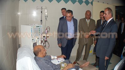 بالصور.. محافظ الشرقية يتفقد مستشفى الأحرار بالزقازيق