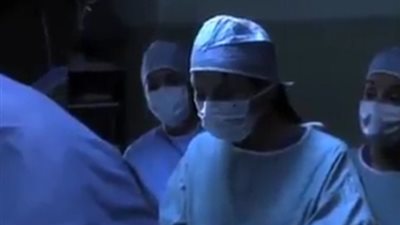 بالفيديو.. شاهد صديقة طبيب تشق بطن مريض لتستخرج خاتم الزواج