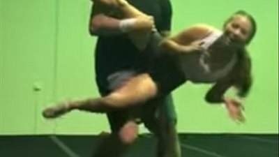 لحظة إنقاذ شاب لفتاة تشجيع من كسر عنقها (فيديو وصور)