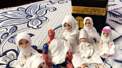 طفلة تقيم مناسك الحج لعرائسها (صور)