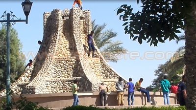 بالفيديو..الأطفال يتسلقون تماثيل الحديقة الدولية لالتقاط صور 