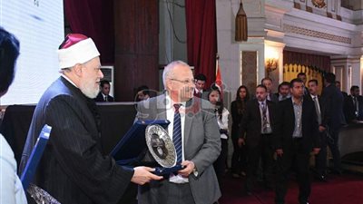 بالصور.. على جمعه يكرم الخشت ويهديه درع «مصر الخير»