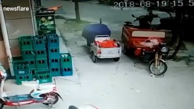 لحظة نجاة صبي من الموت بأعجوبة (فيديو)