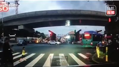 لحظة مصرع طفل في حادث دهس مروع (فيديو)