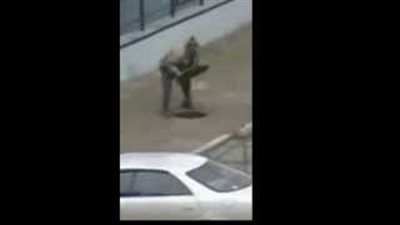 بالفيديو.. «حرامي» سرق غطاء «بلاعة صرف» فكان جزاؤه السقوط فيها