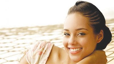 المطربة الأمريكية إليشا كيز تغادر مطار القاهرة إلى الأقصر