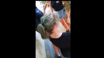 فتاة تتعرض للإهانة على يد صديقاتها (فيديو)