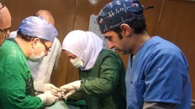 وكيل صحة المنوفية يجري جراحة ناجحة لطفل بمستشفى قويسنا | صور