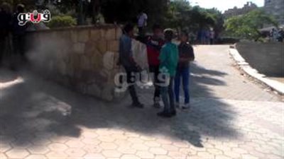 بالفيديو.. أطفال يحتفلون بالعيد بتدخين السجائر في الحديقة اليابانية