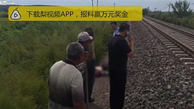 رجل يطعن امرأة حتى الموت وينتحر أسفل عجلات قطار(فيديو)