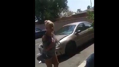 لحظة اعتداء فتاة على رجل ضخم بالضرب المبرح (فيديو)