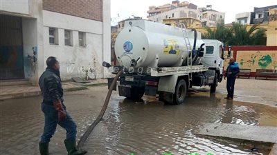 للمرة الثانية غرق مدارس العجمي في مياه الأمطار.. والحي: بنرفعها | صور