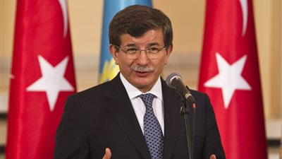 أوغلو: ليس من حق أحد انتقاد تركيا.. وسنبقى مرفوعي الرأس