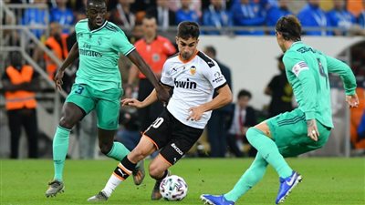 ريال مدريد يتقدم على فالنسيا 0/2 في الشوط الأول بنصف نهائي كأس السوبر الإسباني
