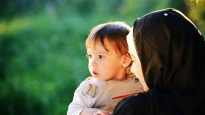 حكم الشرع فى حمل المرأة لطفلها وهى تصلى