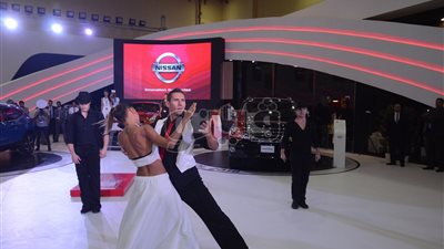 بالفيديو.. شو روسي بقاعة «نيسان» يبهر الحضور بمعرض «أتوماك فورميلا»