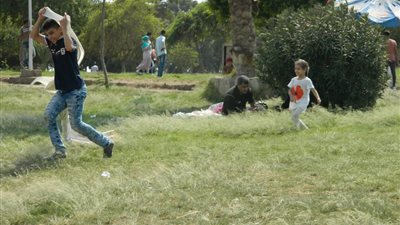 «السعادة بأبسط الطرق».. طفل يتقمص شخصية سوبر مان بملاءة لمداعبة شقيقته (صور)