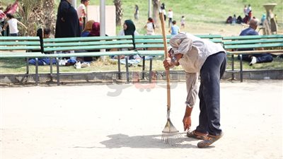 «عمال النظافة بالفسطاط»..أبطال مجهولون مهمتهم راحة الزوار(فيديو)