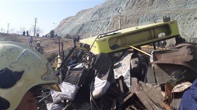 مصرع 19 شخصا وإصابة 24 آخرين في انقلاب حافلة بإيران