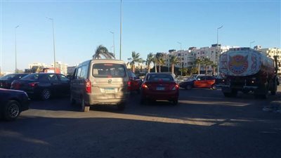 أدت إلى شلل مروري.. كسر ماسورة غاز بميدان الفلاحة في الغردقة | صور