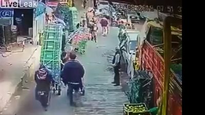 أقفاص فاكهة تسقط فوق عامل وتدفنه أسفلها (فيديو)