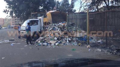 بالصور.. شركة نظافة خاصة تلقى القمامة بأحد شوارع بورسعيد