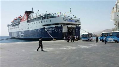 تداول 688 شاحنة و25 سيارة بموانئ البحر الأحمر