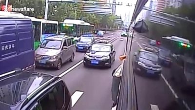 سبعيني يقفز من نافذة حافلة رفض سائقها فتح بابها (فيديو)