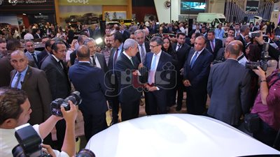 بالصور.. وزير الصناعة يشيد بالسيارات الجديدة في جناح مرسيدس بأوتوماك