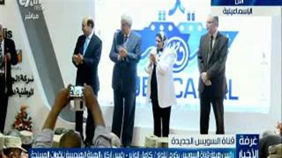 بالفيديو.. لحظة تكريم «مميش» لـ«رئيس أركان الهيئة الهندسية»