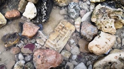 صياد يكشف عن لوحة قديمة يشتبه في أثريتها بشاطئ مرسى مطروح | فيديو