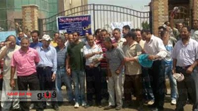 تظاهر مستحقى الشقق السكنية أمام مجلس مدينة سمنود بالغربية