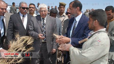 بالصور.. محافظ أسيوط يتفقد زراعات القمح ويشيد بالزيادة غير المسبوقة