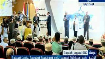 بالفيديو.. لحظة تكريم «مميش» لـ«مدير أمن الإسماعيلية»