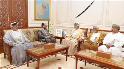 رئيس الرقابة المالية في عمان يستعرض جهود الجهاز لدعم مسيرة التطوير الإداري