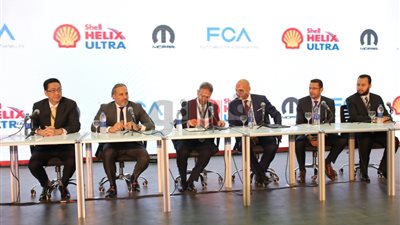 بالصور.. «شل» توقع عقد شراكة مع «فيات كرايسلر» في معرض أوتوماك فورميلا