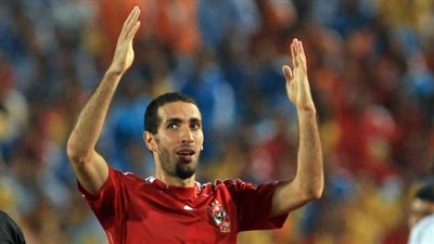 «أبو تريكة» يداوي جراحه بـ«العمرة»