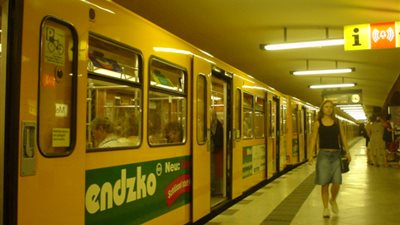 لاجئة عراقية تعيد 14 ألف يورو فقدتها مسنة ألمانية في مترو برلين