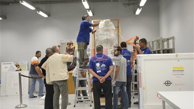 بالصور.. فك تغليف 10 تماثيل أثرية منقولة للمتحف المصري الكبير