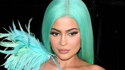 كايلي جينر تستفز جمهورها بشبشب من الفراء | صور