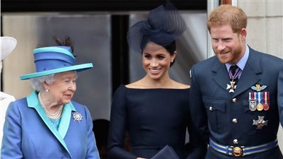 ليلة الكابوس الملكى.. قرار هاري وميجان يهدم القصر على رأس إليزابيث
